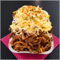 incl. friet, sla, komkommer, tomaat, ui, een saus naar keuze en gesmolten kaas. 