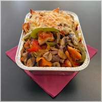 incl. friet, sla, komkommer, tomaat, ui, een saus naar keuze en gesmolten kaas. 