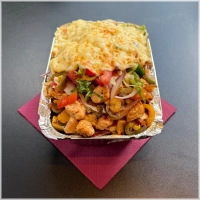 friet, stukjes &nbsp;kipfilet pittig, jalapeno pepertjes, sla, komkommer, tomaat, ui, een saus naar keuze en gesmolten kaas. 