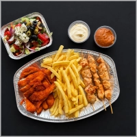 Kipschnitzel, portie kipsate, friet, salade, mayonaise en pindasaus