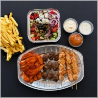 Kipschnitzel, portie kipsate, portie kofte,grote friet, grote salade, mayonaise, pindasaus en een saus naar keuze