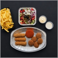 Portie falafel, vega pittige bamischijf, 3 bio speltkroketten: jersey kaas, groente met parmezaanse kaas en groente, grote friet, grote salade, mayonaise en een saus naar keuze