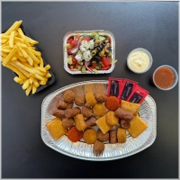 25 stuks bittergarnituur, friet, salade, bakje mayonaise, bakje curry en 3 zakjes mosterd