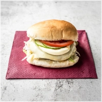 incl. gebakken ui, sla, komkommer en tomaat.