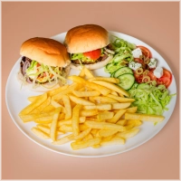 2 broodjes hamburger met gebakken ui, salade en speciaalsaus, friet, salade en mayonaise