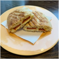 Turks brood tosti met kaas en sucuk