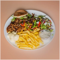 Inclusief, paprika, champignon, ui, friet, salade, mayonaise en een saus naar keuze.