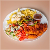 Inclusief, paprika, champignon, ui, friet, salade, mayonaise en een saus naar keuze.