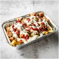 Friet met hete kipfilet stukjes, fijngesneden jalapeno pepertjes, knoflooksaus en sambalsaus 