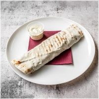 Turkse pizza met doner, salade en een saus naar keuze 