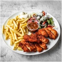 Inclusief friet, salade, mayonaise en een saus naar keuze.