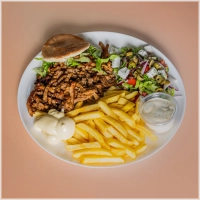 Inclusief friet, salade, mayonaise en een saus naar keuze.