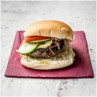 incl. gebakken ui, sla, komkommer en tomaat.