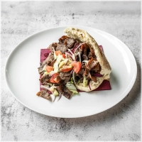 incl. sla, komkommer, tomaat en ui.